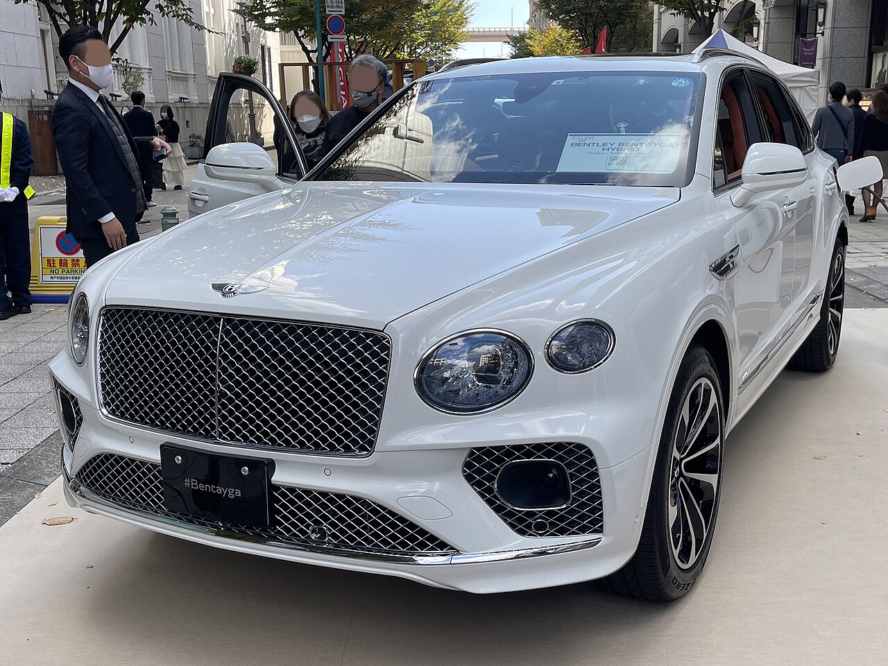File:Bentley BENTAYGA HYBRID (7LA-BADCB) front.jpg