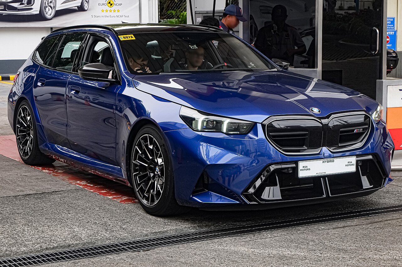 File:BMW M5 G99 Touring Marina Bay Blue Metallic.jpg