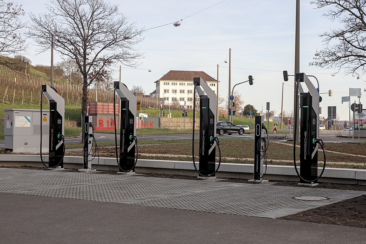 File:Electric vehicle charging stations in Stuttgart 1X7A6287.jpg