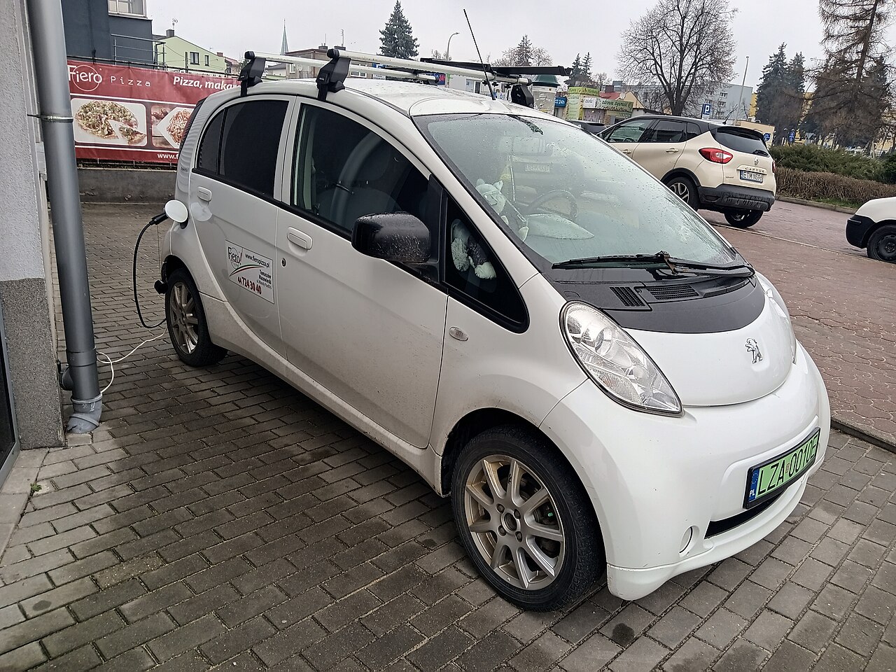 File:Electric vehicle delivering pizza. Tomaszów Mazowiecki, Poland.jpg