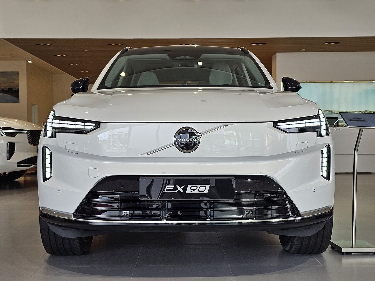 File:Volvo EX90 Twin Motor Performance Ultra SPA2 Crystal White (2).jpg