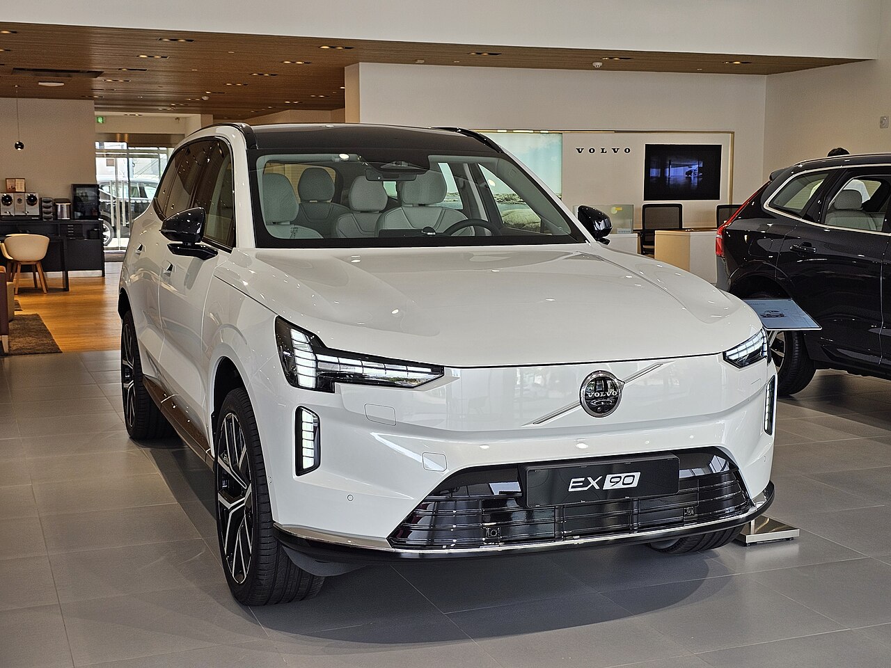 File:Volvo EX90 Twin Motor Performance Ultra SPA2 Crystal White (3).jpg